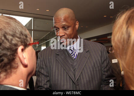 Ancien New York Mets slugger Darryl Strawberry parle à vos amis lors d'une levée de fonds pour le Centre de Thompson pour l'autisme et troubles neurodéveloppementaux à St Louis le 16 mai 2013. UPI/Bill Greenblatt Banque D'Images