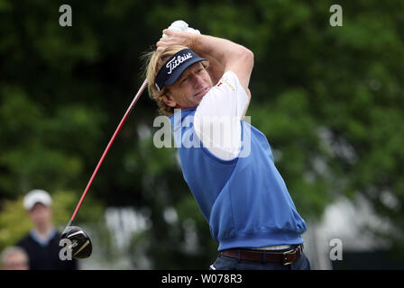 Brad Faxon prend son coup de départ au 10e trou à Bellerive Country Club le premier jour de la 74e Senior PGA Championship à St Louis le 23 mai 2013. UPI/Bill Greenblatt Banque D'Images