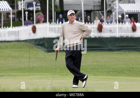 Jay Haas attend son tour pour frapper légèrement sur le 18ème trou à Bellerive Country Club le premier jour de la 74e Senior PGA Championship à St Louis le 23 mai 2013. UPI/Bill Greenblatt Banque D'Images