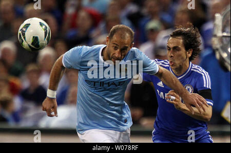 Manchester City's Pablo Zabaleta (L) et de Chelsea Yossi Benayoun bataille pour la balle dans la première moitié de leur match au Stade Busch à St Louis le 23 mai 2013. Manchester City a gagné le match 4-3. UPI/Bill Greenblatt Banque D'Images