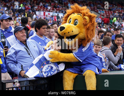 L'équipe de soccer Chelsea's mascot fait copain avec certains des fans avant un match contre le Manchester City à Busch Stadium à St Louis le 23 mai 2013. UPI/Bill Greenblatt Banque D'Images