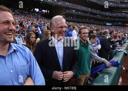 Le Gouverneur du Missouri, Jay Nixon bénéficie d'festivités d'avant-match avant le Manchester City- Chelsea soccer match au Stade Busch à St Louis le 23 mai 2013. UPI/Bill Greenblatt Banque D'Images