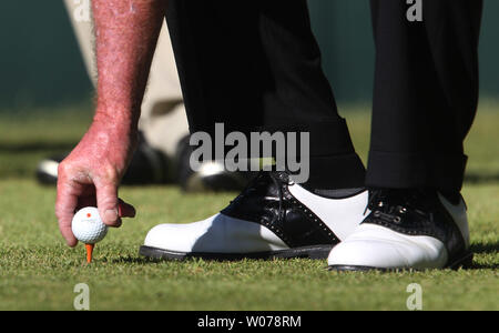 Golfeur Tom Kite définit son ballon pour un coup de départ sur le neuvième trou de la deuxième ronde de la 74e Senior PGA Championship à St Louis le 23 mai 2013. UPI/Bill Greenblatt Banque D'Images