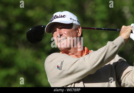 Jay Haas, de Greenville, SC hits son coup de départ sur le neuvième trou de la deuxième ronde de la 74e Senior PGA Championship à St Louis le 23 mai 2013. UPI/Bill Greenblatt Banque D'Images