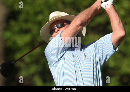 Tom Kite de Austin, TX hits son coup de départ sur le neuvième trou de la deuxième ronde de la 74e Senior PGA Championship à St Louis le 23 mai 2013. UPI/Bill Greenblatt Banque D'Images