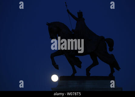 La statue de Saint Louis en dehors de l'Art Museum de Forest Park, se profile avec la pleine lune à St Louis le 24 mai 2013. UPI/Bill Greenblatt Banque D'Images