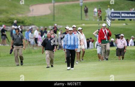 Kenny Perry Chef dirige la galerie de 17 au cours de la troisième ronde de la 74e Senior PGA Championship à St Louis le 25 mai 2013. Perry a terminé la journée avec un câble à deux temps. UPI/Bill Greenblatt Banque D'Images