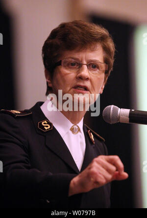 Général Linda Bond, chef de l'Armée du Salut, offre son discours au cours de l'Armée du Salut Congrès Famille Petit déjeuner de prière à Saint Louis le 7 juin 2013. UPI/Bill Greenblatt Banque D'Images