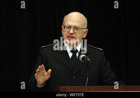 Le commandant national de l'Armée du Salut, Le Commissaire William Roberts, fait des commentaires avant l'introduction d'obligations générales Linda, leader international de l'Armée du Salut, au cours de l'Armée du Salut Congrès Famille Petit déjeuner de prière à Saint Louis le 7 juin 2013. UPI/Bill Greenblatt Banque D'Images