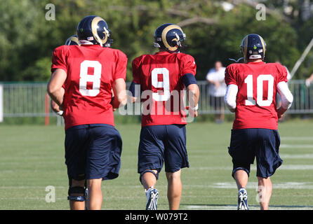 Saint Louis Rams quarts-arrières, Sam Bradford (8) Austin Davis (9) et Kellen Clemens (10) Faire un exercice en cours d'exécution au cours de camp d'entraînement à la pratique de l'équipe à Earth City , Missouri le 1 août 2013. UPI/Bill Greenblatt Banque D'Images