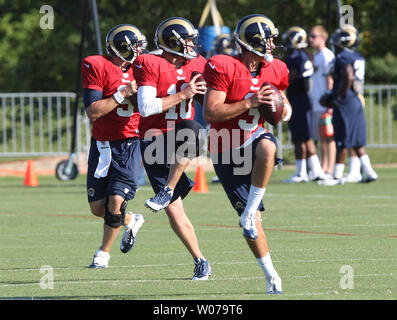 Saint Louis Rams quarts-arrières (R POUR L) Timothy Jenkins, Kellen Clemens et Austin Davis fonctionne via un forer en camp d'entraînement à la pratique de l'équipe à Earth City , Missouri le 1 août 2013. UPI/Bill Greenblatt Banque D'Images