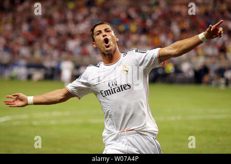 Le Real Madrid Cristiano Ronaldo célèbre après avoir marqué un but dans la première moitié d'un match contre l'Inter Milan à l'Edward Jones Dome à St Louis le 10 août 2013. UPI/Bill Greenblatt Banque D'Images