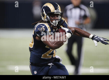 Saint Louis Rams Daryl Richardson se bat pour l'utilisation des verges à la fin du quatrième trimestre contre l'Arizona Cardinals à l'Edward Jones Dome à St Louis le 8 septembre 2013. Saint Louis a gagné le match 27-24. UPI/Bill Greenblatt Banque D'Images