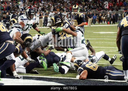 St.Louis Rams Daryl Richardson (26) est arrêté à la ligne de un mètre par les Seattle Seahawks la défense dans le quatrième trimestre à l'Edwards Jones Dome à St Louis Le 28 octobre 2013. Les Seahawks défait les Rams 14-9. UPI/Robert Cornforth Banque D'Images