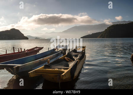 Beau paysage de Lugu Lake, situé dans la préfecture de Liangshan, dans la province du Sichuan Banque D'Images