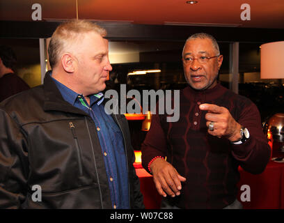 National Baseball Hall of Fame états Ozzie Smith (R) parle de la renommée du hockey avec Brett Hull membre pendant une fête de départ à la retraite pour les Cardinals de Saint-Louis pitcher Chris Carpenter à St Louis le 17 janvier 2014. Carpenter dressée pour les Blue Jays de Toronto et St. Louis Cardinals pendant ses 15 ans de carrière en ligue majeure. UPI/Bill Greenblatt Banque D'Images