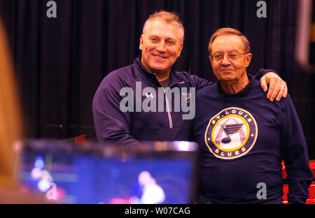 L'ancien ailier droit des Blues de Saint-Louis et membre du Temple de la Renommée du Hockey, Brett Hull, (L) a une photo faite avec un participant au cours d'une comparution au St. Louis Auto Show à St Louis Le 26 janvier 2014. UPI/Bill Greenblatt Banque D'Images