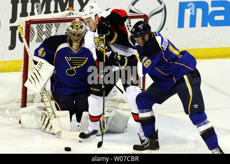 Saint Louis Blues Jay Buowmeester (19) rejoint Ottawa Sénateurs Chris Neil (25) devant le gardien Jaroslav Halak Blues (41) dans la première période à la Scottrade Center à St Louis le 4 février 2014. UPI/Rob Cornforth Banque D'Images