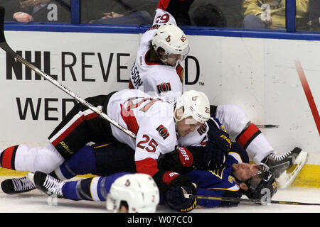 Saint Louis Blues David Backes (42 hits) la tête contre la glace après un contrôle par les Sénateurs d'Ottawa Chris Neil (25) dans la première période à la Scottrade Center à St Louis le 4 février 2014. UPI/Rob Cornforth Banque D'Images