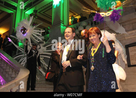 Le maire de St Louis Francis Slay et épouse Kim font leur chemin vers le bas les escaliers en marbre comme ils sont introduits au cours de la balle Mardi Gras du maire à l'hôtel de ville de Saint-Louis Le 28 février 2014. UPI/Bill Greenblatt Banque D'Images