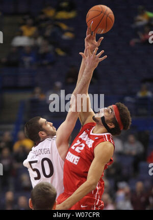 Illinois State Redbirds Reggie Lynch remporte la pointe de la contre porte de l'État du Missouri au cours de l'McCllough Tyler Missouri Valley Conference tournoi au Scottrade Center à St Louis le 7 mars 2014. UPI/Bill Greenblatt Banque D'Images