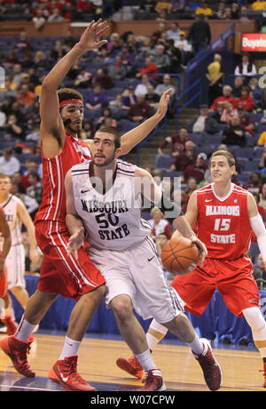 Ours de l'État du Missouri Tyler McCllough entraîne le panier contre Illinois State Redbirds Reggie Lynch au cours de la Missouri Valley Conference tournoi au Scottrade Center à St Louis le 7 mars 2014. UPI/Bill Greenblatt Banque D'Images