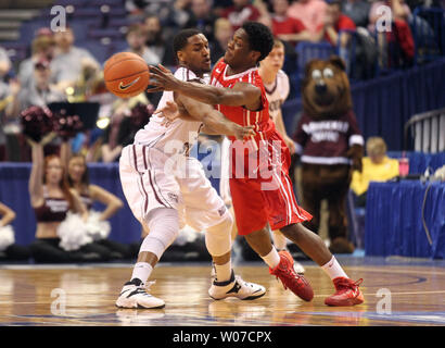 Ours de l'État du Missouri Jarmar Gully atteint dans le Illinois State Redbirds Paris Lee dans la première moitié de la Missouri Valley Conference tournoi au Scottrade Center à St Louis le 7 mars 2014. UPI/Bill Greenblatt Banque D'Images
