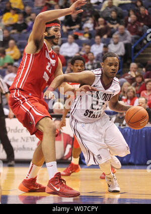 Ours de l'État du Missouri Dorrian Williams se glisse sous l'Illinois State Redbirds Reggie Lynch dans la première moitié au cours de la Missouri Valley Conference tournoi au Scottrade Center à St Louis le 7 mars 2014. UPI/Bill Greenblatt Banque D'Images
