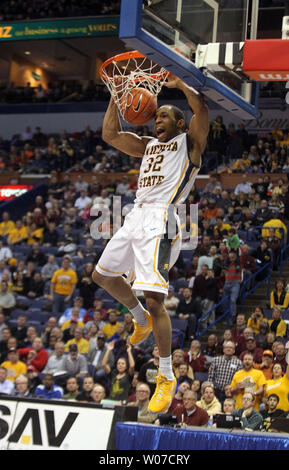 Wichita State Shockers Coton Tekele dunks le basket-ball dans la seconde moitié contre l'ours de l'État du Missouri lors de la Missouri Valley Conference tournoi au Scottrade Center à St Louis le 8 mars 2014. Wichita State défait Missouri State 67-42. UPI/Bill Greenblatt Banque D'Images