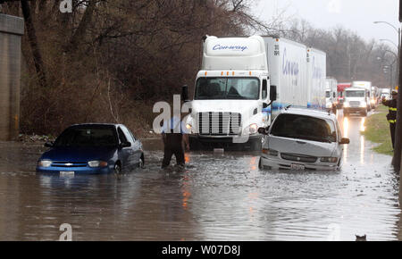 Un pompier de Saint-Louis pour les occupants des véhicules des chèques à St Louis le 2 avril. 2014. Lourd, tous les jours de pluies ont inondé de nombreuses routes dans les zones les plus basses, près de la rivière Mississippi. Trois voitures ont été bloqués dans cette région située au nord de la ville, mais aucun blessé n'a été signalé. UPI/Bill Greenblatt Banque D'Images