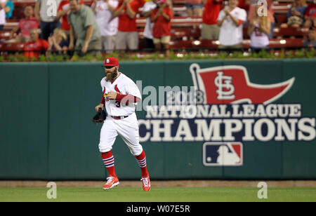 Cardinals de Saint-Louis Jason Motte s'exécute dans de pivoter à l'Arizona Diamondbacks dans la douzième manche au Busch Stadium de Saint-Louis le 21 mai 2014. Motte est pour la première fois depuis 2012 en raison d'une chirurgie. Saint Louis a gagné le match 3-2. UPI/Bill Greenblatt Banque D'Images