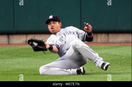 New York Yankees Jacoby Ellsbury permet une capture de glissement sur une balle frappée par Saint Louis Cardinals Allen Craig dans la deuxième manche au Busch Stadium de Saint-Louis le 28 mai 2014. UPI/Bill Greenblatt Banque D'Images