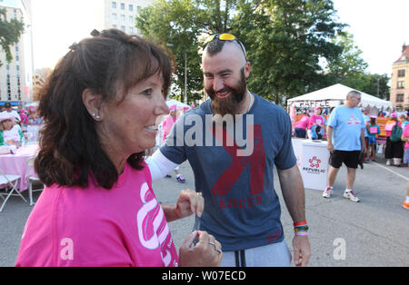 Cardinals de Saint-Louis pitcher Jason Motte accueille les participants à l'Assemblée Koman Race for the Cure à St Louis le 14 juin 2014. UPI/Bill Greenblatt Banque D'Images
