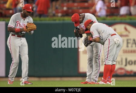 Philadelphia Phillies voltigeurs (L à R) Domonic Brown John Mayberry, Jr. et Marlon Byrd la proue à l'autre après la troisième et à un gain de 4-1 sur les Cardinals de Saint-Louis au Busch Stadium de Saint-Louis le 18 juin 2014. UPI/Bill Greenblatt Banque D'Images