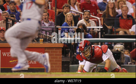 Cardinals de Saint-Louis catcher Tony Cruz a le pouvoir d'un mauvais lancer de pitcher Seth Maness, montres, comme Los Angeles Dodgers A.J. Ellis Notes de troisième base dans la septième manche au Busch Stadium de Saint-Louis le 18 juillet 2014. UPI/Bill Greenblatt Banque D'Images