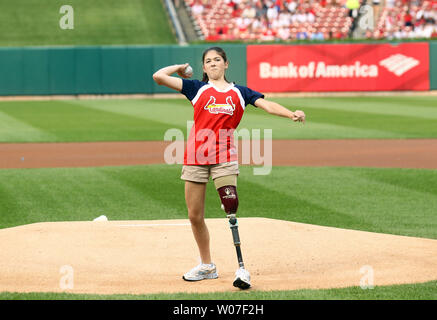 Katie Ladlie (16) de Troy, New York lance une première balle de cérémonie devant les Dodgers de Los Angeles - St. Louis Cardinals match de baseball à Busch Stadium à St Louis le 20 juillet 2014. Ladlie a été choisi comme ambassadeur de la National Patient Shrinners pour enfants. Dans ce rôle, elle se rendra aux États-Unis pour parler et promouvoir la 22-réseau de l'hôpital. UPI/Bill Greenblatt Banque D'Images