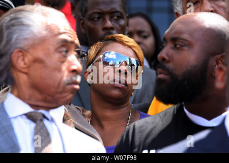 Le révérend Al Sharpton (L) et Michael Brown, Père, regarder dans la foule comme Lesley McSpadden écoute les orateurs s sur les marches de l'ancien palais à St Louis le 12 août 2014. Les deux avec Sharpton sont les parents de l'adolescent sans armes Michael Brown, qui a été tué par la police le 9 août 2014. UPI/Bill Greenblatt Banque D'Images