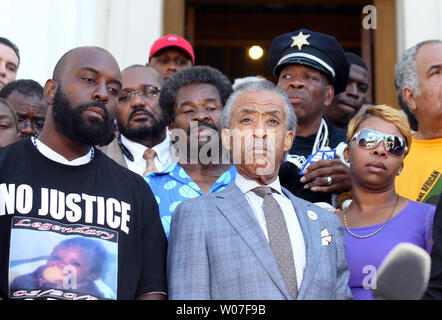 Le révérend Al Sharpton est avec les parents des adolescents tués Michael Bown, Michael Brown, Père, et Lesley McSpadden sur les marches de l'Ancien Palais d'une conférence de presse à St Louis le 12 août 2014. Sharpton était sur place pour rencontrer la famille et de donner son avis à propos de l'assassinat de la police. UPI/Bill Greenblatt Banque D'Images