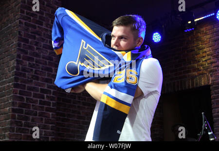 Saint Louis Blues Paul Stastny tente sur son chandail pour la première fois au cours d'un rassemblement à St Louis le 25 août 2014. Stastny vient à St Louis du Colorado. UPI/Bill Greenblatt Banque D'Images