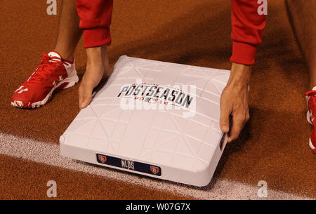 Membre de l'équipage Stade Busch installe la troisième base avant la St. Louis Cardinals - Los Angeles Dodgers jeu 3 de la NLDS match de baseball à Busch Stadium à St Louis le 6 octobre 2014. UPI/Bill Greenblatt Banque D'Images