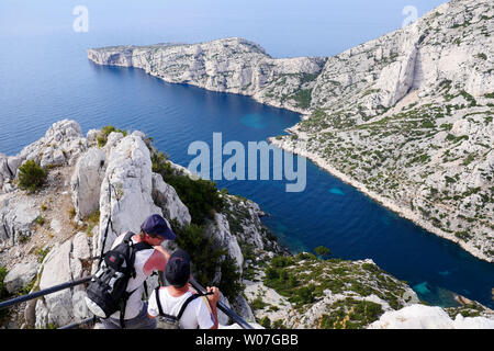 Les randonneurs de montagne avec vue panoramique au Belvedere, Sugiton calanque, Marseille, Bouches-du-Rhûne, France Banque D'Images