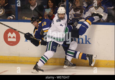 Les Canucks de Vancouver Dan Hamhuis upends Saint Louis Blues David Backes dans la première période à la Scottrade Center à St Louis Le 23 octobre 2014. UPI/BIll Greenblatt Banque D'Images