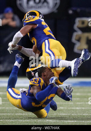 Saint Louis Rams T.J. McDonald (25) genoux la tête de coéquipier E. J. Gaines que les deux fusionnent dans le troisième trimestre contre les Giants de New York, à l'Edward Jones Dome à St Louis le 21 décembre 2014. Gaines a été transporté hors du terrain que les béliers perdu 37-27. UPI/Bill Greenblatt Banque D'Images