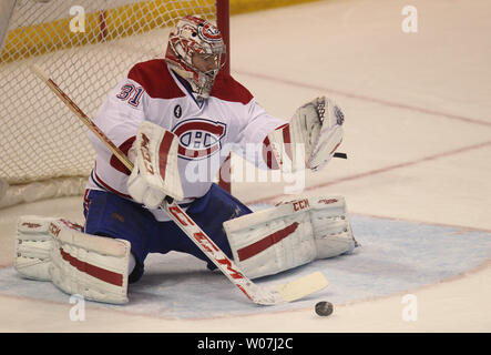 Le gardien des Canadiens de Montréal Carey Price met en place pour faire une sauvegarde sur le Blues de Saint-Louis dans la troisième période à la Scottrade Center à St Louis le 24 février 2015. Montréal a gagné le match 5-2. Photo de Bill Greenblatt/UPI Banque D'Images