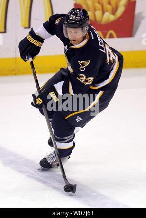 Ancien joueur des Blues de Saint-Louis Jordan Leopold est montré dans cette photo à St Louis le 5 avril 2014. Leopold, âgée de 11 ans, Jordyn Leopold a écrit une lettre sincère au début de l'hiver pour le personnel d'entraînement du Wild du Minnesota pour leur demander de l'échange pour Léopold qui a joué pour les Blue Jackets de Columbus, disant que la famille ne pouvait pas être loin de lui plus longtemps.Leopold fut transféré à Minnesota à la date limite de hockey le 2 mars 2015. par Bill Greenblatt/UPI/fichier Banque D'Images