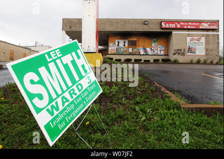 Une cour signe pour Lee Smith est situé en face de l'ancien marché de viande grillée Sams le jour de l'élection dans Ferguson,Missouri le 7 avril 2015. Huit candidats, dont quatre Afro-américains, essayons pour trois sièges sur les six membres du conseil de ville de Ferguson. Les deux tiers des résidents sont noir, mais l'administration de la ville a été longtemps dominé par les blancs. Les émeutes et les incendies criminels ont éclaté en août après la mort de Michael Brown, un jeune noir non armé qui a été tourné par white Ferguson Agent de police Darren Wilson. Si la ville élit trois Africian-Americans au conseil de la ville, il ne Banque D'Images