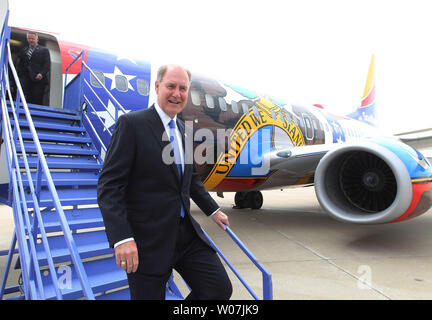 Southwest Airlines, président, président et directeur général, Gary Kelly quitte le nouveau 'Missouri Southwest Airlines Boeing 737-700, un' après l'atterrissage à Lambert-St. Louis International Airport à St Louis le 15 avril 2015. Célébrant plus de 30 années de service dans l'état du Missouri Southwest Airlines dévoile ses nouveaux aéronefs spécialisés, une représentation de haut vol du drapeau de l'état du Missouri, mettent en exergue le grand sceau du Missouri. L'avion s'envolera vers 94 destinations dans 41 pays et six pays voisins. L'avion a fait escale à Kansas City et Saint Louis. Photo de Bill Greenblat Banque D'Images