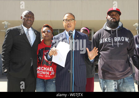 Procureur de la famille Anthony Gray annonce que les parents de Michael Brown ont déposé une poursuite civile dans le 9 août 2014 mort de leur fils Michael Ferguson par agent de police Darren Wilson, en tant que procureur Benjamin Crump, père et mère Lesley McSpadden Michael Brown, Père, s'en tenir à l'extérieur de la justice dans le comté de Clayton, New York le 23 avril 2015. La poursuite vise 75 000 $ en dommages-intérêts, outre les frais d'avocat. Photo de Bill Greenblatt/UPI Banque D'Images