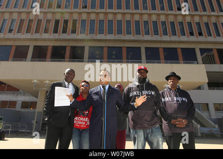 Procureur de la famille Anthony Gray annonce que les parents de Michael Brown ont déposé une poursuite civile dans le 9 août 2014 mort de leur fils Michael Ferguson par agent de police Darren Wilson, en tant que procureur Benjamin Crump, père et mère Lesley McSpadden Michael Brown, Père, s'en tenir à l'extérieur de la justice dans le comté de Clayton, New York le 23 avril 2015. La poursuite vise 75 000 $ en dommages-intérêts, outre les frais d'avocat. Photo de Bill Greenblatt/UPI Banque D'Images