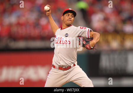 Le lanceur partant des Phillies de Philadelphie Severino Gonzalez offre un pitch au Cardinals de Saint-Louis dans la deuxième manche au Busch Stadium de Saint-Louis Le 28 avril 2015. Photo de Bill Greenblatt/UPI Banque D'Images